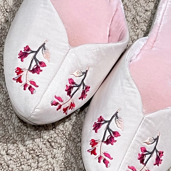 Satiny Embroidered Velvety Slip on Slippers , GAP 7-8 - Picture 6 of 10